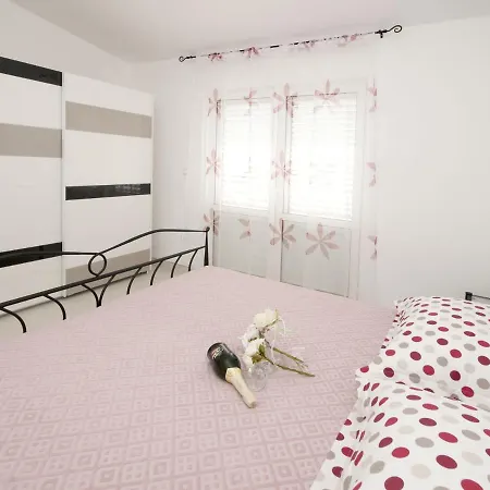Apartment Modern In Seget Donji With Terrace